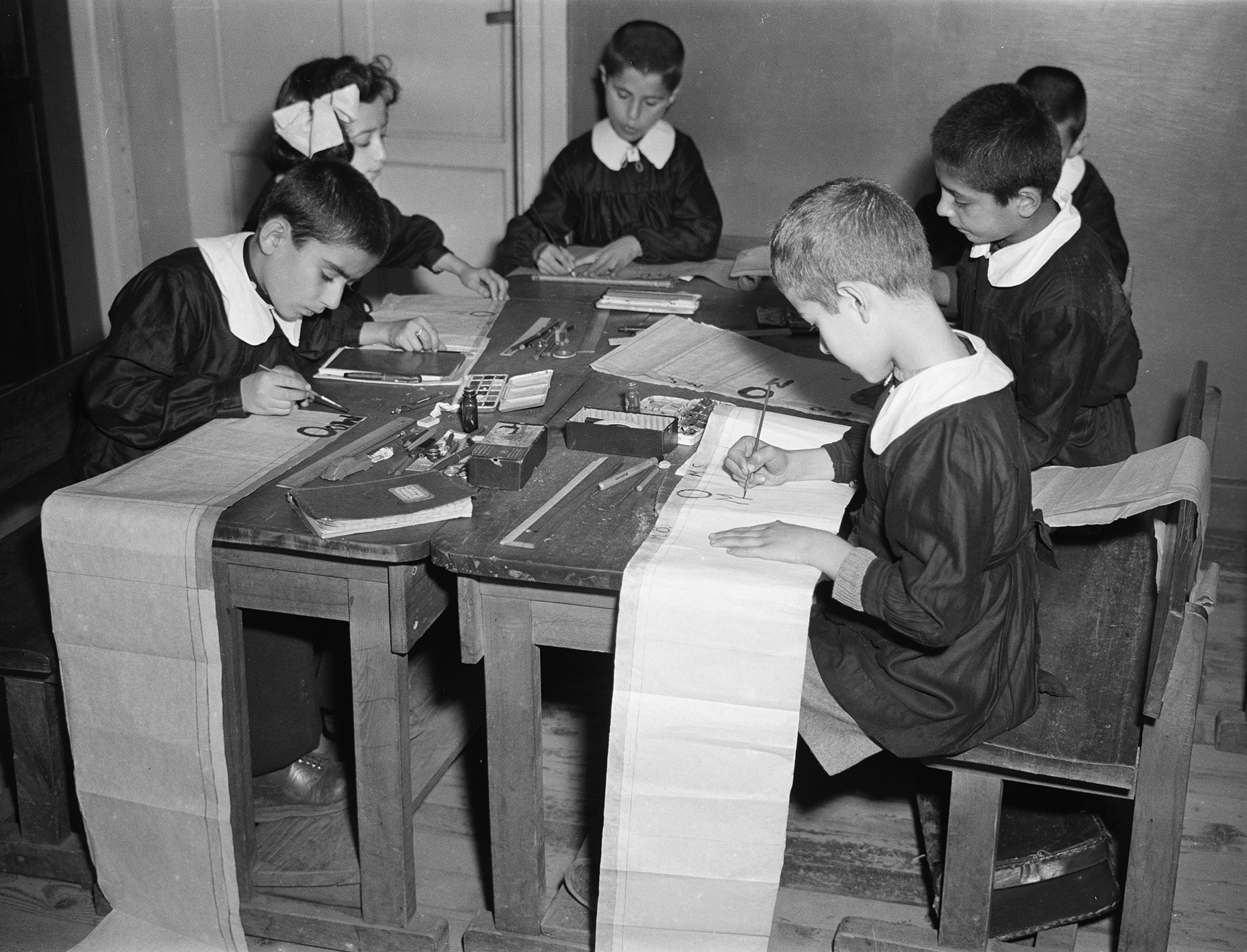 BARBAROS İLKOKULU,TARİH ŞERİDİ YAPAN ÖĞRENCİLER, İSTANBUL, 1953
